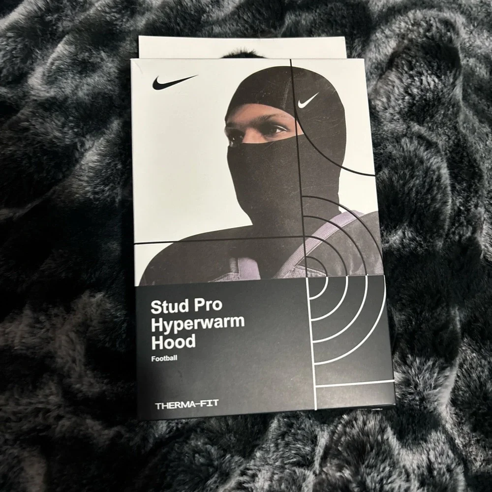 Black Nike ski